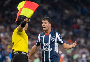 AME4046. MONTERREY (MÉXICO), 07/12/2024.- Oliver Torres (d) de Rayados reclama una jugada este sábado, durante el partido de vuelta correspondiente a la semifinal del Torneo Apertura 2024, celebrado en el estadio BBVA de la ciudad de Monterrey (México). EFE/Miguel Sierra
