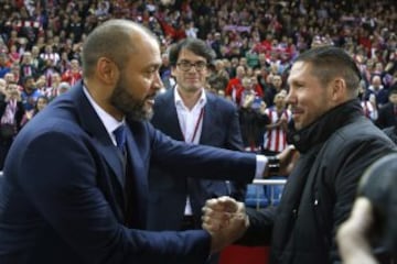Saludo entre Simeone y Nuno.