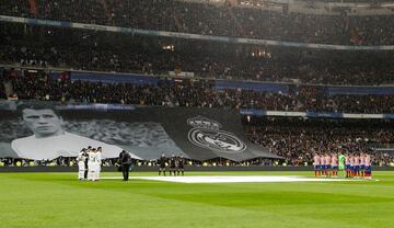 Respetuoso minuto de silencio en el Santiago Bernabéu en memoria de Amancio Amaro.