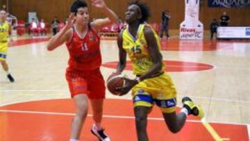 Astou Ndour frente a Laura Nicholls.