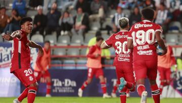 AME574. PACHUCA (MÉXICO), 17/09/2024.- Jugadores de Toluca celebran un gol este martes, durante un partido de la jornada 8 del torneo Apertura 2024 del fútbol mexicano, celebrado en el estadio Hidalgo de la ciudad de Pachuca (México). EFE/ David Martínez Pelcastre