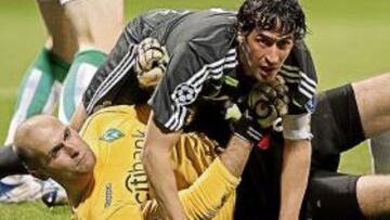 <b>RAÚL NO TUVO SU NOCHE</b> Raúl no tuvo ayer su noche. El capitán lo intentó, sobre todo en la primera mitad, pero no estuvo acertado en los metros finales. De hecho, el madridista sólo lanzó a puerta en una ocasión y sigue con sus 58 goles en Champions.