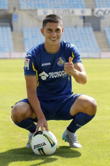 Emiliano Velázquez posa como nuevo jugador del Getafe. 
