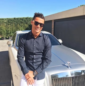 Este lujoso veh¨ªculo es otro de los que tambi¨¦n m¨¢s ha lucido CR7 a su llegada a Valdebebas cuando vest¨ªa la camiseta del Real Madrid. No es el primer Rolls Royce que tiene en su colecci¨®n pero s¨ª uno de sus favoritos, y es que este lujoso coche cuenta con hasta 517cv y cuesta unos 350.000 euros.