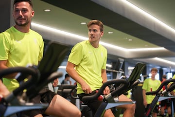 Jesús Bernal y Eric Curbelo, durante el primer entrenamiento del Sporting en Mareo.