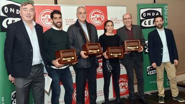 Raúl García, segundo por la izquierda, con el resto de galardonados