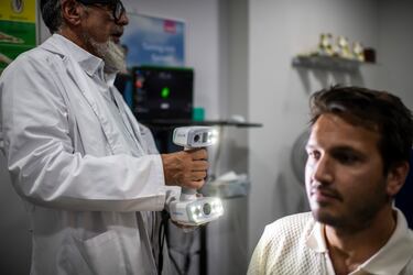 El proceso arranca con un mapeado completo del rostro con tecnología en tres dimensiones, para cubrir cada recoveco de la cara. Son varias fotos cada segundo, importante cerrar los ojos para no acabar cegado.