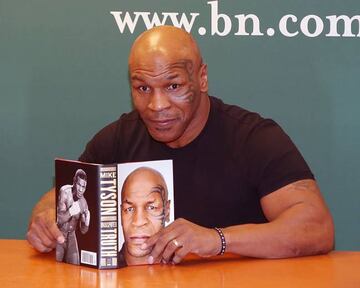 Mike Tyson, con su autobiografía 'Indisputed Truth'.