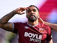 Soccer Football - Premier League - West Ham United v Everton - London Stadium, London, Britain - April 25, 2026 West Ham United's Callum Wilson celebrates scoring their second goal REUTERS/Tony O Brien EDITORIAL USE ONLY. NO USE WITH UNAUTHORIZED AUDIO, VIDEO, DATA, FIXTURE LISTS, CLUB/LEAGUE LOGOS OR 'LIVE' SERVICES. ONLINE IN-MATCH USE LIMITED TO 120 IMAGES, NO VIDEO EMULATION. NO USE IN BETTING, GAMES OR SINGLE CLUB/LEAGUE/PLAYER PUBLICATIONS. PLEASE CONTACT YOUR ACCOUNT REPRESENTATIVE FOR FURTHER DETAILS.. TPX IMAGES OF THE DAY