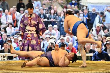 Los mejores luchadores de sumo participan en el 'Honozumo', una exhibición anual ante miles de espectadores en el Santuario Yasukuni.