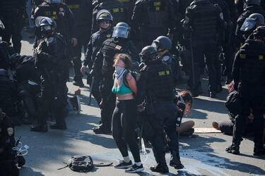 Un manifestante es detenido por agentes de policía durante una protesta contra las redadas federales de inmigración, en el centro de Los Ángeles.