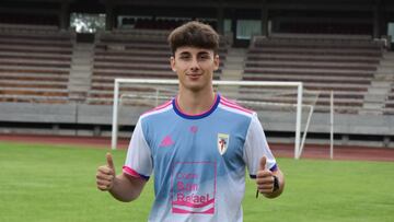 Pablo Dur&aacute;n posa en el Estadio Vero Boquete con la camiseta del Compostela.