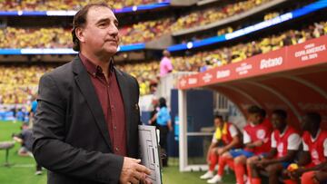 HOUSTON, TEXAS - JUNE 24: Nestor Lorenzo, Head Coach of Colombia looks on prior to the CONMEBOL Copa America 2024 Group D match between Colombia and Paraguay at NRG Stadium on June 24, 2024 in Houston, Texas. Hector Vivas/Getty Images/AFP (Photo by Hector Vivas / GETTY IMAGES NORTH AMERICA / Getty Images via AFP)