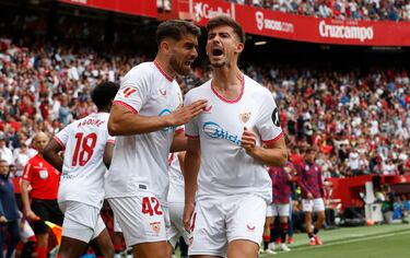 Gran partido del zaguero hispalense. No solo fue clave por anotar el primer gol del Sevilla, sino que también demostró su poderío defensivo ganando casi todos los duelos y haciendo coberturas a sus compañeros.