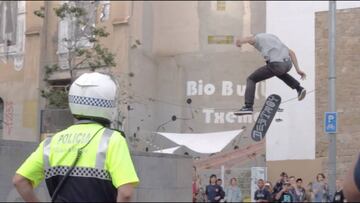 Aur&eacute;lien Giraud, Hardflip en el Macba con un polic&iacute;a de la Guardia Urbana mir&aacute;ndoselo...