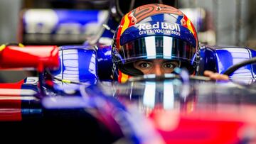 Carlos Sainz subido en su Toro Rosso en Japón.
