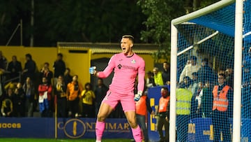 ORIHUELA (ALICANTE), 05/12/2024.- El portero del Getafe Jirí Letácek celebra tras parar un penalti durante un partido de segunda ronda de Copa del Rey entre el Orihuela CF y el Getafe CF este jueves en el Estadio Municipal Los Arcos de la ciudad alicantina. EFE/ Pablo Miranzo