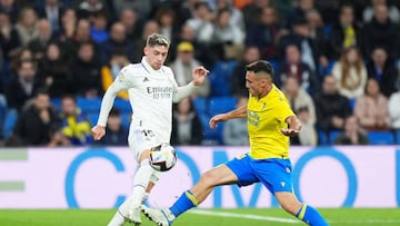 MADRID, SPAIN - NOVEMBER 10: Federico Valverde of Real Madrid and Fede San Emeterio of Cadiz CF battle for the ball during the LaLiga Santander match between Real Madrid CF and Cadiz CF at Estadio Santiago Bernabeu on November 10, 2022 in Madrid, Spain. (Photo by Angel Martinez/Getty Images)