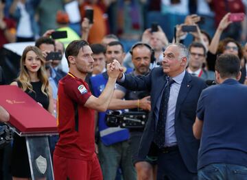 Un emocionado Totti se despide de su afición en su último partido con la Roma.