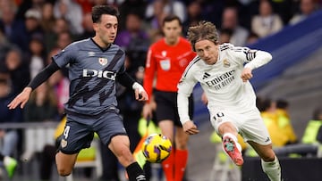 MADRID, 09/03/2025.- El centrocampista del Real Madrid Luka Modric (d) y el centrocampista del Rayo Vallecano Pedro Díaz, durante el partido de la jornada 27 de LaLiga EA Sports entre el Real Madrid y el Rayo Vallecano este domingo en el Santiago Bernabéu. EFE/Javier Lizón