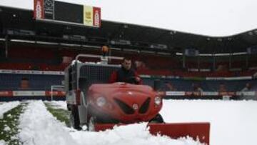 <b>LIMPIEZA. </b>La nieve de hace unos días ha dejado paso al hielo.