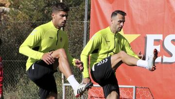 Fabi&aacute;n Noguera y Berat Sadik, durante un entrenamiento con el N&agrave;stic de Tarragona esta semana en el Anexo del Nou Estadi.