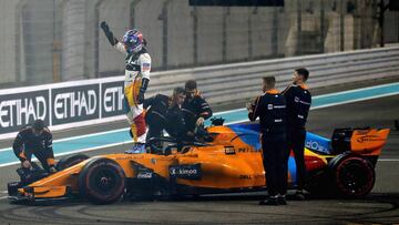 ABU DHABI, UNITED ARAB EMIRATES - NOVEMBER 25: Fernando Alonso of Spain and McLaren F1 waves to the crowd from his car during the Abu Dhabi Formula One Grand Prix at Yas Marina Circuit on November 25, 2018 in Abu Dhabi, United Arab Emirates.  (Photo by Mark Thompson/Getty Images)