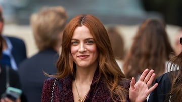 Riley Keough no sólo es la protagonista de la nueva serie de Hulu, ‘Under the Bridge’, también es la única heredera de la emblemática finca de Elvis Presley.