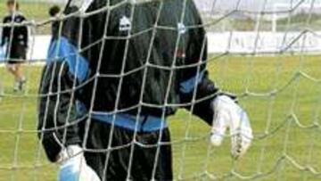 <B>CON MÁSCARA.</B> Kike se entrenó ayer con protección facial.