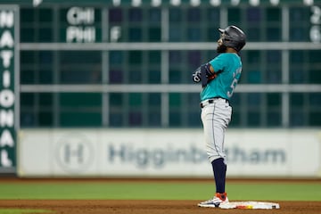 HOUSTON, TEXAS - SEPTEMBER 23: Randy Arozarena #56 of the Seattle Mariners celebrates after an RBI double in the ninth inning against the Houston Astros at Minute Maid Park on September 23, 2024 in Houston, Texas.   Tim Warner/Getty Images/AFP (Photo by Tim Warner / GETTY IMAGES NORTH AMERICA / Getty Images via AFP)