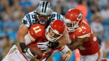 Luke Kuechly en pleno placaje.