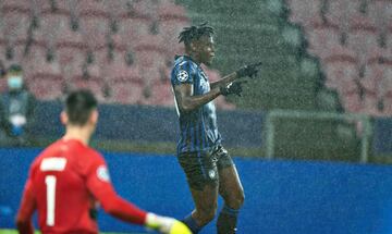 Duvan Zapata celebró el primer gol del Atalanta.