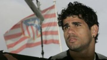 QUERIDO. Diego Costa, en la Ciudad Deportiva del Atlético con la bandera del rojiblanca de fondo.