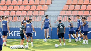 Ruggeri, con Baena a la izquierda y Almada a la derecha, en la sesión del Atlético en el Cerro.