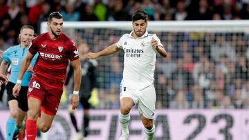 MADRID, SPAIN - OCTOBER 22: (L-R) Rafa Mir of Sevilla FC, Marco Asensio of Real Madrid  during the La Liga Santander  match between Real Madrid v Sevilla at the Estadio Santiago Bernabeu on October 22, 2022 in Madrid Spain (Photo by David S. Bustamante/Soccrates/Getty Images)