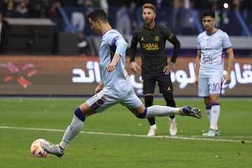 Keylor Navas golpeó a Cristiano Ronaldo y el colegiado indicó el punto de penalti. Al portugués no le temblaron las piernas y batió al portero tico.