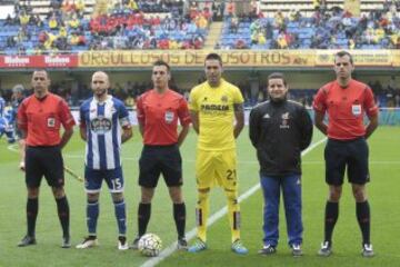 El árbitro Xavier Estrada Fernández acompañado de los asistentes Diego Barbero Sevilla y Francisco J. Martín García, el cuarto árbitro Iván González González y los capitanes laure y Bruno Soriano.