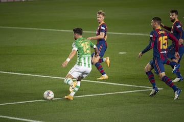 Jugada extraordinaria de Álex Moreno por banda izquierda, con un gran cambio de ritmo antes de poner el balón atrás para que Loren anote el gol 3-2 
