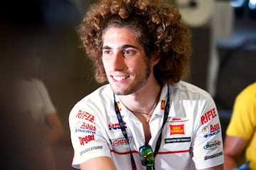 Campeón del Moto GP 2 en 2008, llegó al máximo circuito del motociclismo internacional en 2010. En la cumbre de su carrera, sufrió un accidente que le arrancó la vida. Durante el Gran Premio de Malasia de 2011, el piloto italiano chocó contra los bólidos de Valentino Rossi y Colin Edwards. Tras 45 minutos de intentos por reanimarlo ‘Pippo’ murió a los 24 años de edad.