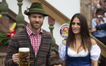 Xabi Alonso con su mujer Nagore Aramburu.