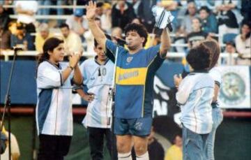 El 30 de octubre de 1997, anunció su retiro del fútbol. El partido de despedida se jugó el 10 de noviembre del 2001 en La Bombonera. Tras el encuentro junto a sus amigos, Diego Maradona, se emocionó y dio un discurso que siempre será recordado por una frase hermosa que todo futbolero recuerda. 