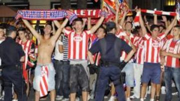 Un millar de aficionados atléticos celebran el título en Neptuno