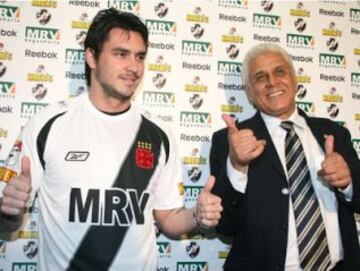 Mauricio Pinilla tuvo un paso para el olvido en Vasco da Gama, en 2008. Jugó apenas cuatro partidos, marcó dos goles y descendió.