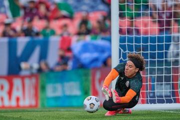 Memo Ochoa durante el calentamiento con México