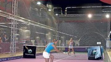 <b>EXHIBICIÓN EN EL METRO. </b>La rusa Elena Dementieva y la polaca Caroline Wozniacki jugaron un partido en la estación de Chamartín.