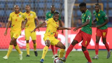 Camer¨²n pincha, es segunda y se medir¨¢ a Nigeria en octavos