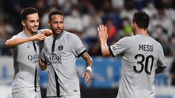 Pablo Sarabia, Neymar y Leo Messi, jugadores del PSG, celebran un gol ante el Gamba Osaka.