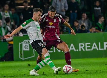 Iñigo Vicente ha pasado a jugar de mediapunta, en vez en banda izquierda.