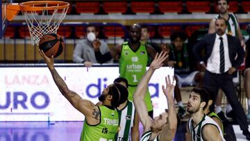 GRAF1440. FUENLABRADA (MADRID), 30/10/2020.- El base estadounidense del Fuenlabrada Melo Trimble (i) entra a canasta perseguido por el eslovaco Vladimir Brodziansky (c), del Joventut, durante el partido de Liga ACB que se disputa hoy viernes en el pabellón Fernando Martín, en Fuenlabrada. EFE/Mariscal