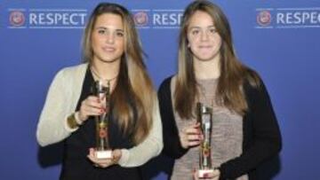 Marta Turmo (España Sub-19) y Julie Marichaud (Francia Sub-17), con los respectivos trofeos Fair-Play de sus selecciones.